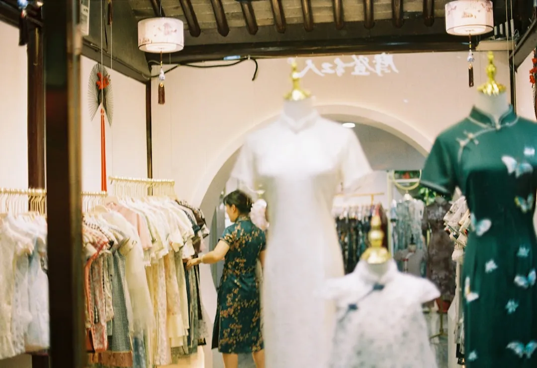2025夏季女装流行趋势:重庆千娱音连衣裙与短袖T恤新品解析正文配图 1